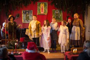 Happy end! Schneeweißchen und Rosenrot mit ihren Prinzen, rechts die Mutter mit dem bartlosen Zwerg. Nur der Fischer hatte wieder nichts an der Angel…