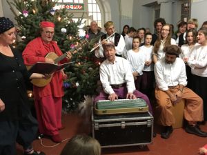 Die Musiker singen in der Pause mit dem Publikum Weihnachtslieder auf Zuruf.