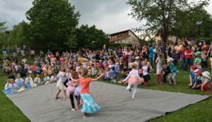 Die „Tanzmäuse“ waren auch bei den Bannewitzer KulturTagen zu erleben. Zum Kinderfest am 1. Juni im Bannewitzer Kindergarten (Foto) tanzten sie auf der Wiese.