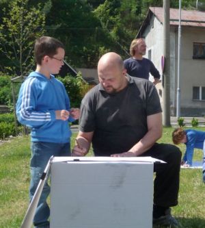 Tilman Speth, Zeichenlehrer an der Musikschule des Musikverein Bannewitz,  beim Zeichnen der Kirche.