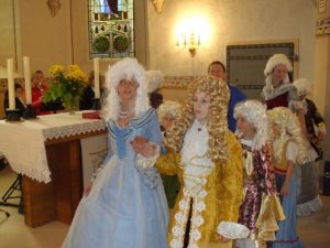 Zum Muttertagskonzert des Musikvereins in der Possendorfer Kirche zeigten sich die jungen Künstler der Musikbühne zum ersten Mal öffentlich. Auf dem Foto August der Starke, Gräfin Cosel und einige Höflinge bei einem Menuett.