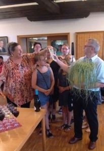 Bürgermeister Jürgen Guse erhält von der Vereinsvorsitzenden einige Gastgeschenke, u.a. Sachsengras.