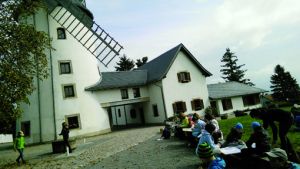 Die Possendorfer Windmühle war Motiv der Zeichner aus den Musikschulen Dubí, Dippoldiswalde und Bannewitz.