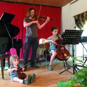 Zum Vorspiel der Musikschüler begleitete Vater Benjamin (Bratsche) seinen Sohn Oskar (Cello) - und Theodor fiedelte auch mit.